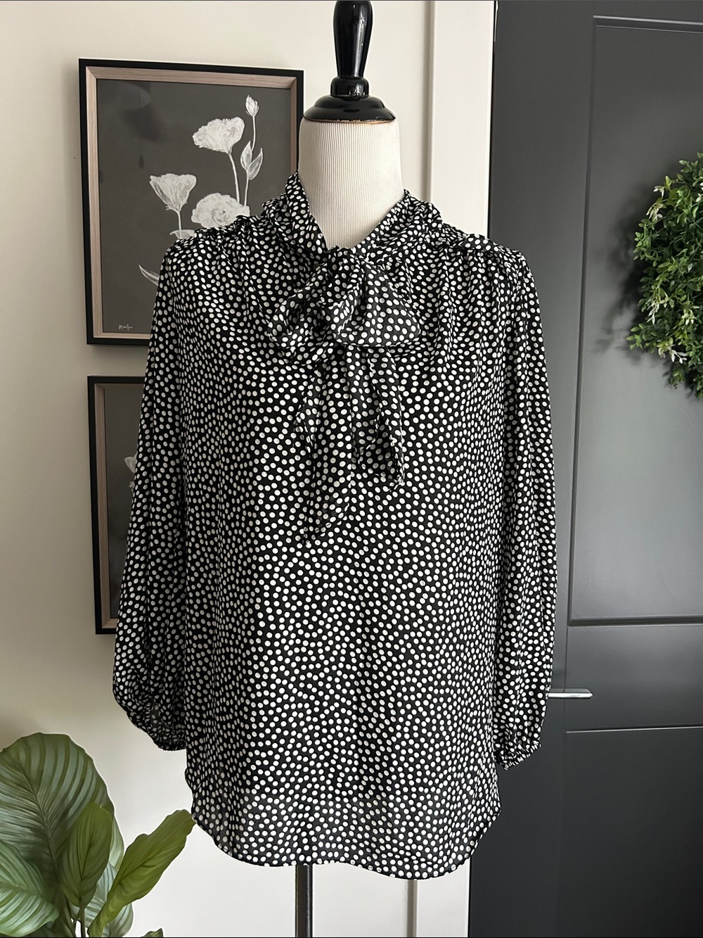 🌹 M 3/4 blouson sleeve Black & White Polka Dot Tie-Neck Blouse